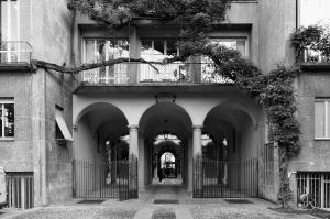 Fotopiano del triportico tra i due volumi verso il giardino - fotografia di Suriano, Stefano (2012)