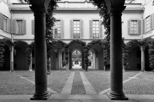 Il cortile d'onore con l'asse prospettico sul giardino - fotografia di Suriano, Stefano (2012)
