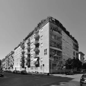 L'edificio, testata dell'isolato compreso tra via Plutarco e via Pompeo - fotografia di Suriano, Stefano (2016)