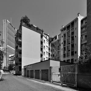 Scorcio su via Pompeo: vista dei fronti interni con i locali di servizio - fotografia di Suriano, Stefano (2016)