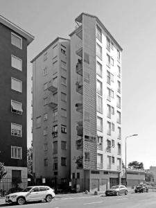 Scorcio su via Marostica con in evidenza l'elemento verticale di lamelle frangisole - fotografia di Sartori, Alessandro (2016)