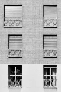 Fotopiano di dettaglio della facciata su via Plutarco con in evidenza la diversa larghezza di una delle aperture - fotografia di Suriano, Stefano (2016)