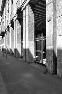 Il porticato a pilastri binati rivestiti in ceppo - fotografia di Suriano, Stefano (2016)