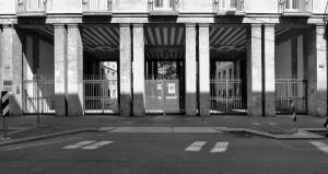 Fotopiano di dettaglio della facciata su via Borgonuovo con il porticato a pilastri binati e la vista sul giardino - fotografia di Suriano, Stefano (2016)