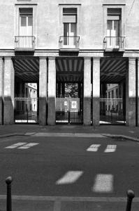 Fotopiano di dettaglio della facciata su via Borgonuovo con il porticato a pilastri binati - fotografia di Suriano, Stefano (2016)