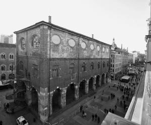 Veduta generale di piazza dei Mercanti con al centro il palazzo della Ragione - fotografia di Suriano, Stefano (2016)