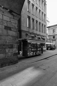 La fascia basamentale con la trabeazione continua in leggero aggetto che sostiene la parte superiore della facciata - fotografia di Suriano, Stefano (2016)