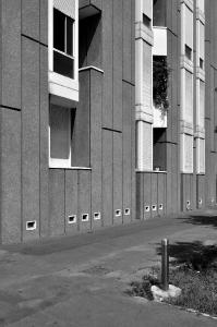 Dettaglio di facciata con le partiture verticali in metallo bianco - fotografia di Suriano, Stefano (2016)
