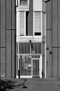 Dettaglio della facciata principale con il doppio bow-window e l'ingresso carrabile e pedonale - fotografia di Suriano, Stefano (2016)
