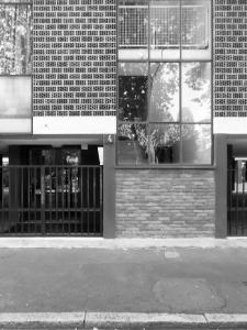 Fotopiano di dettaglio della facciata su via dell'Allodola con in evidenza i diaframmi in laterizio e i serramenti di un corpo scala - fotografia di Sartori, Alessandro (2016)