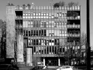 Fotopiano della facciata su via Muratori dell'edificio a destinazione mista uffici e residenze - fotografia di Sartori, Alessandro (2017)