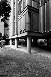 Dettaglio della soluzione d'angolo con i pilastri in cemento armato a sezione rotonda visibili anche oltre le ampie vetrate a tutt'altezza - fotografia di Suriano, Stefano (2017)