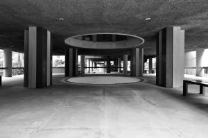 Piano terra del modulo centrale degli edifici residenziali con l'apertura del cavedio di forma cilindrica - fotografia di Suriano, Stefano (2017)