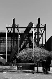 La "A" di Architettura rosso carminio al di sopra del nuovo ingresso - fotografia di Suriano, Stefano (2017)