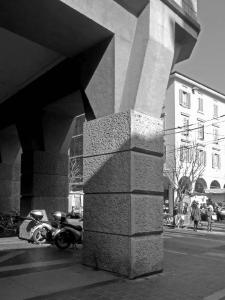 Dettaglio, l'attacco a terra dei pilastri rivestiti con lastre bocciardate di pietra rosa a bugnato - fotografia di Sartori, Alessandro (2017)