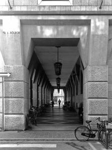 Il portico lungo via Verdi - fotografia di Sartori, Alessandro (2017)