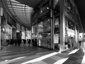 La Galleria Passarella con la scenografica copertura vetrata che illumina lo spazio con luce naturale - fotografia di Sartori, Alessandro (2017)