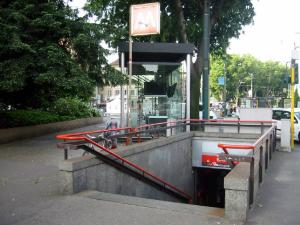 La scala di accesso alla metropolitana dal piano strada - fotografia di Bogo, Federico (2009)