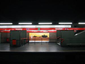 La banchina di accesso ai treni - fotografia di Bogo, Federico (2009)