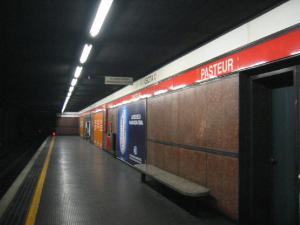 La banchina di accesso ai treni con i pannelli di rivestimento in Silipol rosso-scuro e la seduta in serizzo ghiandone - fotografia di Bogo, Federico (2009)