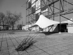 La tensostruttura con vela in pvc fissata a terra da dei moschettoni e tirata da cavi d'acciaio - fotografia di Sartori, Alessandro (2017)