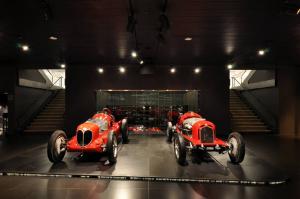 Il quinto semipiano dedicato alla sezione "Velocità", sottosezione "Nasce la leggenda": in primo piano la GP Bimotore (1935) e la Gran Premio Tipo A (1931) - fotografia di Suriano, Stefano (2017)