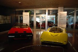 Fotografia del Museo prima dei lavori (2011-2015): terzo semipiano, sezione "Dream Cars". In primo piano i prototipi dell'Alfetta Spider (1972) e della 33.2 (1969) - fotografia di Costa, Andrea (2011)
