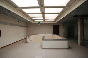 Fotografia del Museo prima dei lavori (2011-2015): il vano scale centrale all'ultimo piano del Corpo "B" - fotografia di Costa, Andrea (2011)