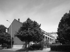Edificio residenziale in via Aldo Moro 28, Lodi (LO) - fotografia di Introini, Marco (2015)
