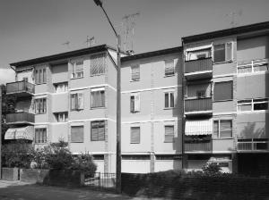 Due edifici di abitazione INA-Casa in località Te Brunetti, Mantova (MN) - fotografia di Introini, Marco (2015)