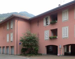Condominio dei giardini in Puncia, Bellano (LC) - fotografia di Premoli, Fulvia (2015)