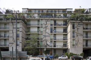 La facciata principale, rivolta verso viale Gorizia - fotografia di Introini, Marco (2008)