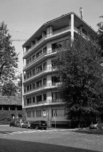 L'edificio visto dallo spigolo rivolto verso via dei Giardini - fotografia di Introini, Marco (2008)