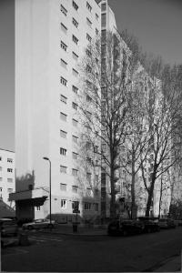 Il blocco alto originariamente destinato a casa-albergo maschile - fotografia di Introini, Marco (2011)