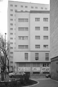 Dettaglio della testata dell'albergo femminile, con il volume degli alloggi maschili sullo sfondo - fotografia di Introini, Marco (2011)