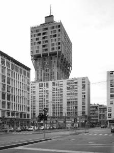 La torre nel contesto urbano - fotografia di Introini, Marco (2011)