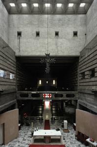 L'interno della chiesa, con l'altare illuminato dalle aperture nel tiburio - fotografia di Introini, Marco (2008)