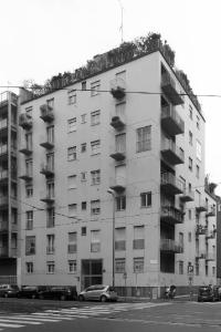 L'edificio visto dall'incrocio tra le vie Faruffini e Colonna - fotografia di Introini, Marco (2008)