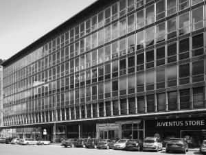 Edifici per uffici e negozi in corso Europa 10, Milano (MI) - fotografia di Introini, Marco (2015)