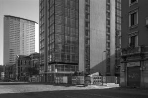 Dettaglio della facciata posteriore, vista da via Galvani come parte di una sequenza urbana che raccoglie anche l'omonima scuola (progettata da Camillo Boito) e, sullo sfondo, il Grattacielo Pirelli - fotografia di Introini, Marco (2008)