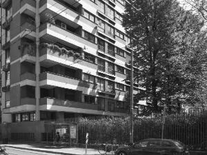Edificio per abitazioni in piazzale Aquileia 8, Milano (MI) - fotografia di Introini, Marco (2015)