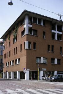 L'angolo dell'edificio visto da piazza San Marco - fotografia di Introini, Marco (2008)