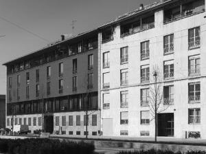 L'edificio di Asnago e Vender a confine con il palazzetto di Caccia Dominioni, realizzato al civico 16 - fotografia di Introini, Marco (2015)