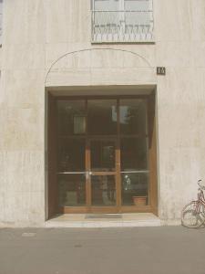 Condominio in piazza Sant'Ambrogio 14, Milano (MI) - fotografia di Garnerone, Daniele (2005)