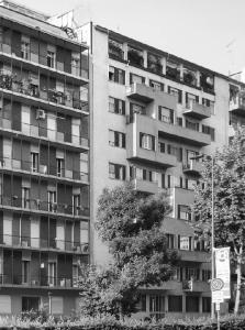 La facciata rivolta a viale Beatrice d'Este su cui prospetta anche l'edificio, in primo piano, di Marinai e Perogalli realizzato al civico 26 - fotografia di Introini, Marco (2015)