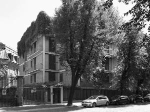 L'edificio visto dall'angolo di via dei Giardini - fotografia di Introini, Marco (2015)