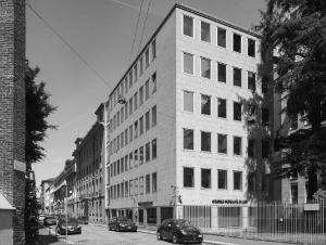 L'edificio per uffici visto da via Cernaia - fotografia di Introini, Marco (2015)