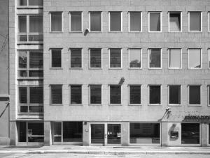 Dettaglio di uno dei fronti dell'edificio per uffici - fotografia di Introini, Marco (2015)