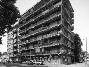 Il fronte verso viale Papiniano - fotografia di Introini, Marco (2015)