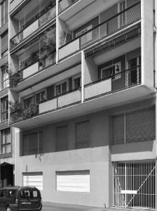 Dettaglio della facciata su via Dezza, con il basamento in pietra da cui si stacca il sovrastante volume svuotato da logge in aggetto - fotografia di Introini, Marco (2015)